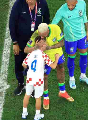 Figlio Perisic che consola Neymar