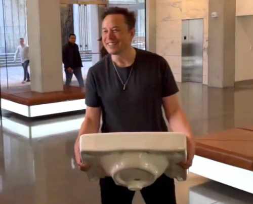 Elon Musk con un lavandino in mano