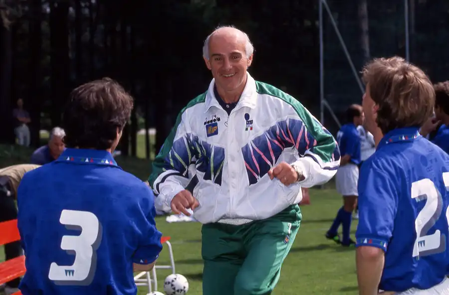 Arrigo Sacchi sul campo di allenamento insieme ai calciatori della Nazionale italiana