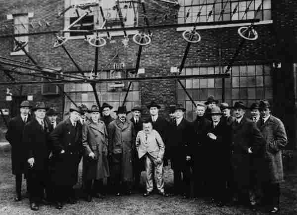 foto Steinmetz con Einstein, Tesla ed altri scienziati